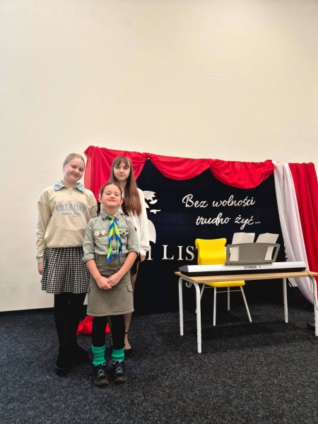 III miejsce w kategorii klas I-III w Szkolnym Konkursie Piosenki I Pieśni Patrio...