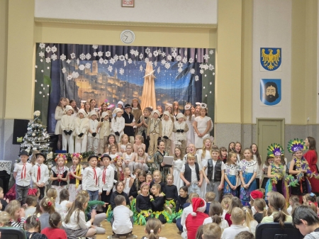 W czas Świąt Bożego Narodzenia wprowadziły nas szkolne jasełka